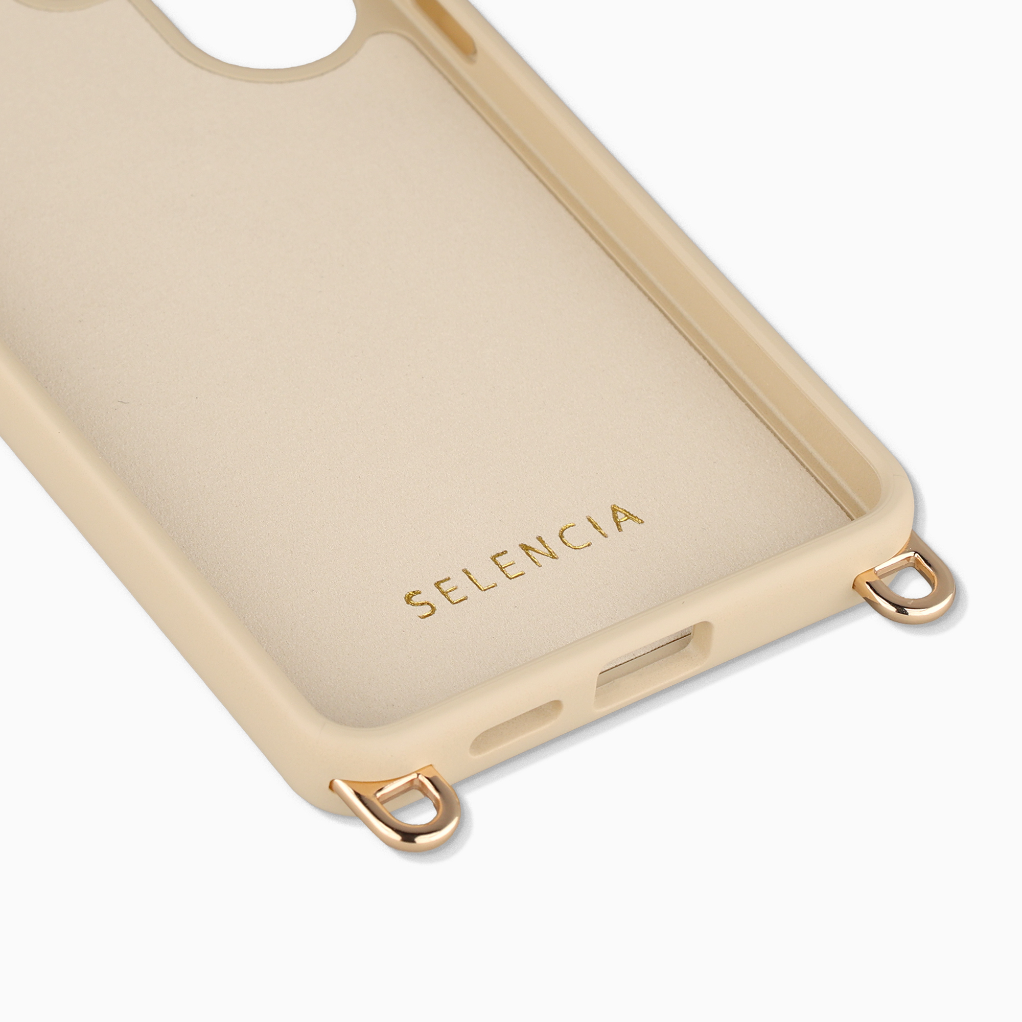 Coque de téléphone beige avec logo gaufré or et anneaux en D dorés.
