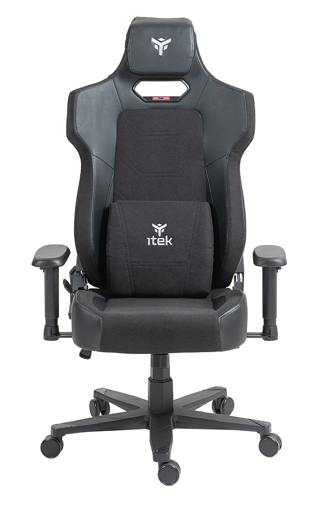 Una sedia da gaming nera con poggiatesta, cuscino lombare e braccioli su ruote.