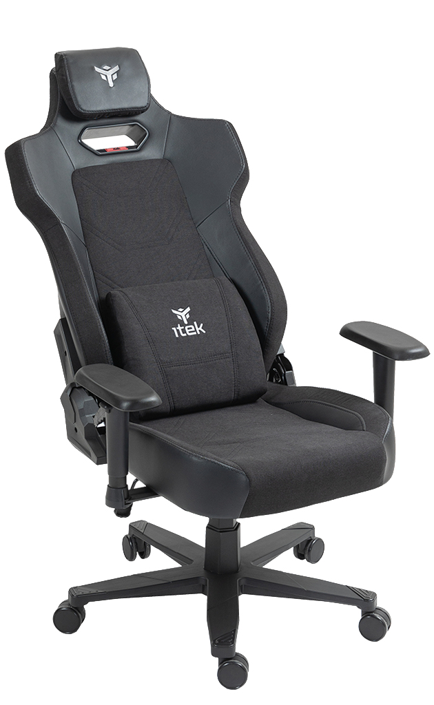 Una sedia da gaming nera con poggiatesta, cuscino lombare e braccioli regolabili su ruote.