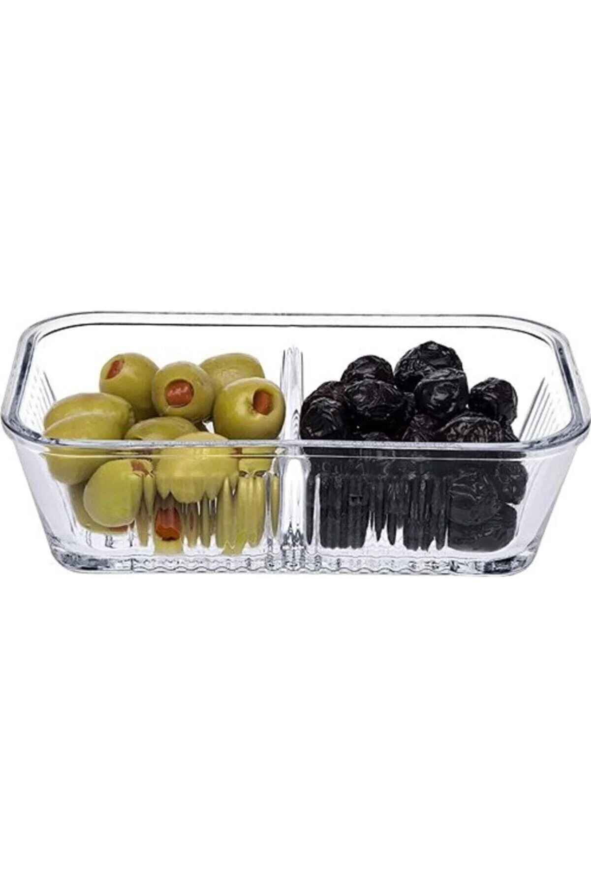 Şeffaf cam bölünmüş bir kapta bir bölümde yeşil, diğer bölümde siyah zeytin bulunur.