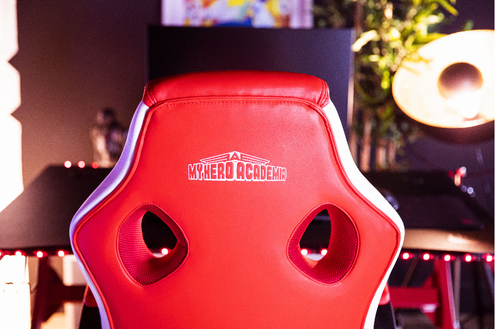 Una sedia da gaming rossa con il logo "My Hero Academia".