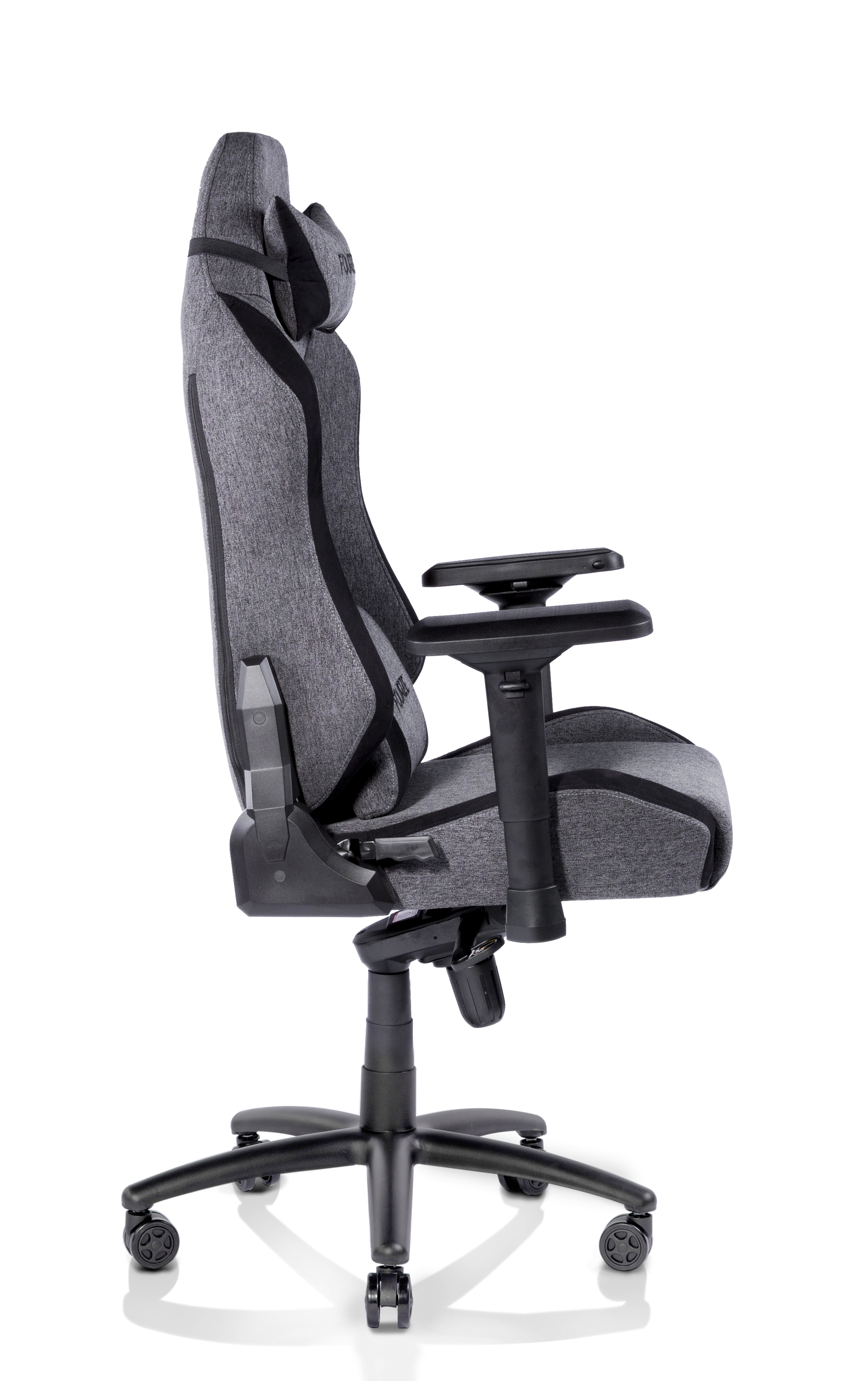 Grauer Gaming-Stuhl mit schwarzer Polsterung, Armlehnen und Rollen.