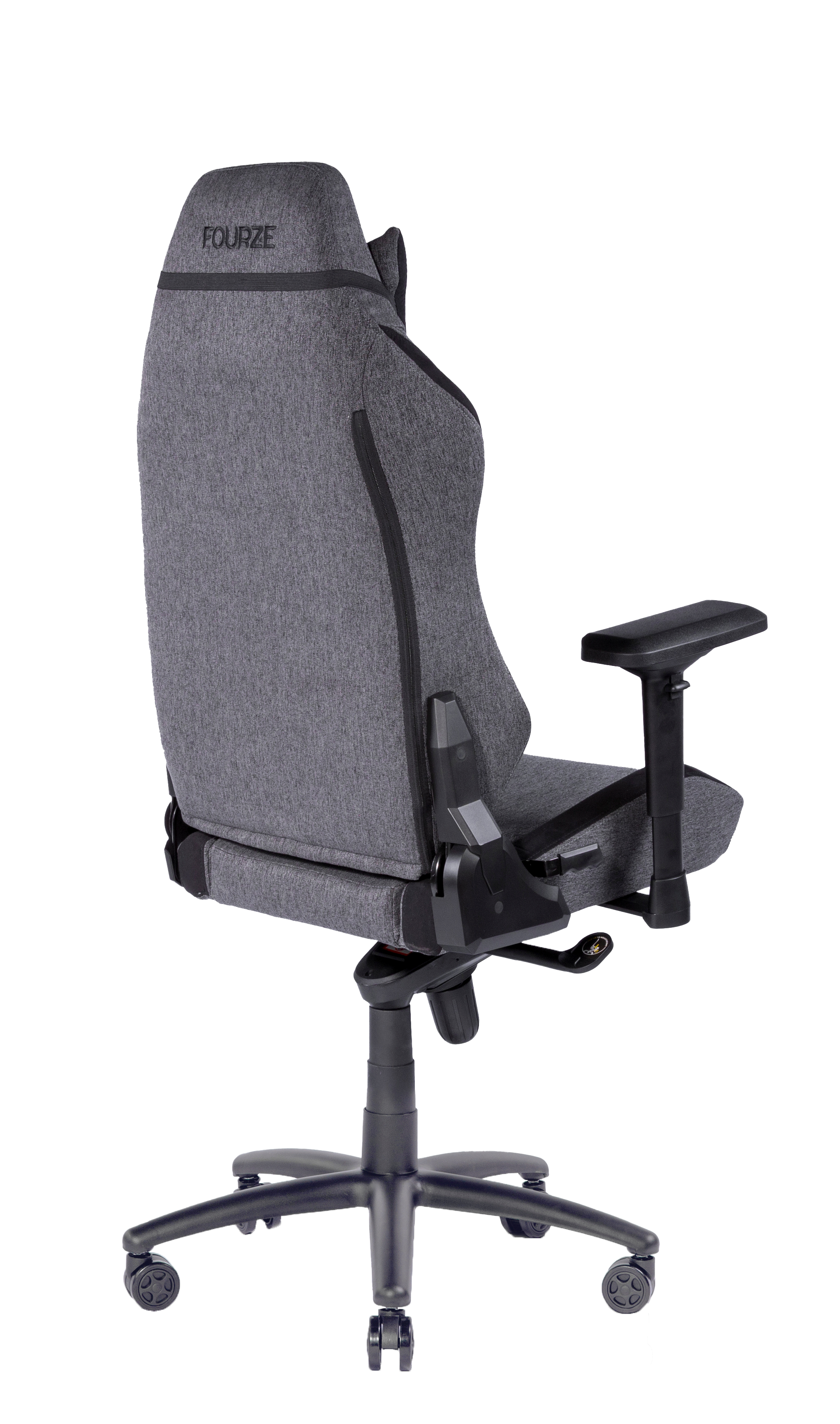 Grauer Stoff-Gamingstuhl mit schwarzem Gestell und Armlehnen, von hinten gezeigt.
