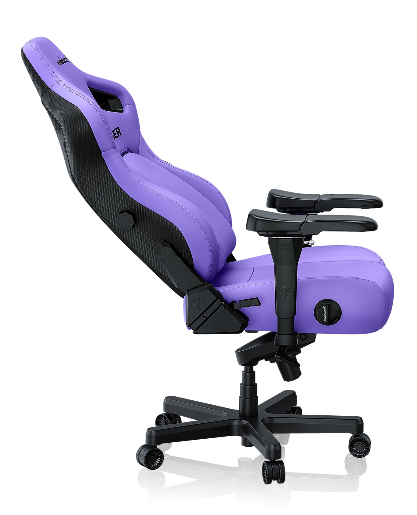 Una sedia da gaming viola con dettaglio in fibra di carbonio nera e braccioli regolabili.