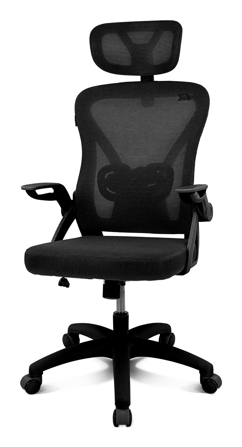 Una silla de oficina negra de malla con reposacabezas y ruedas.