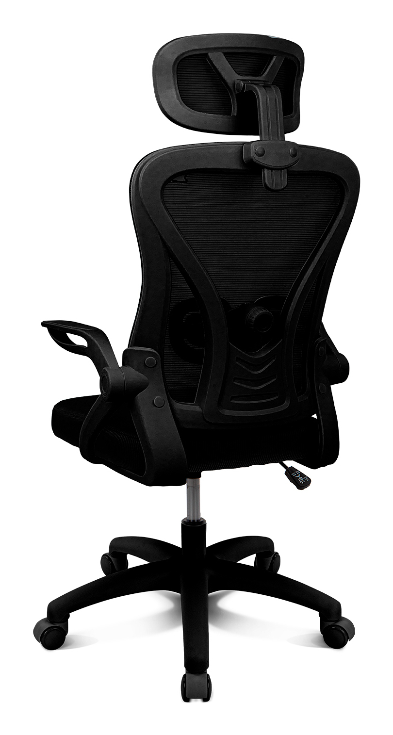 Silla de oficina negra con respaldo de malla, reposacabezas y ruedas.