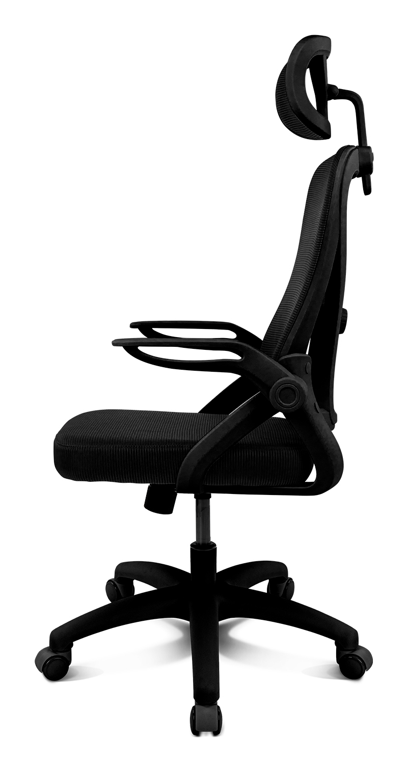 Silla de oficina negra con respaldo de malla, reposacabezas ajustable y ruedas.