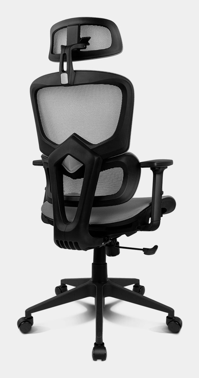Silla de oficina negra con respaldo de malla y reposacabezas, sobre ruedas.