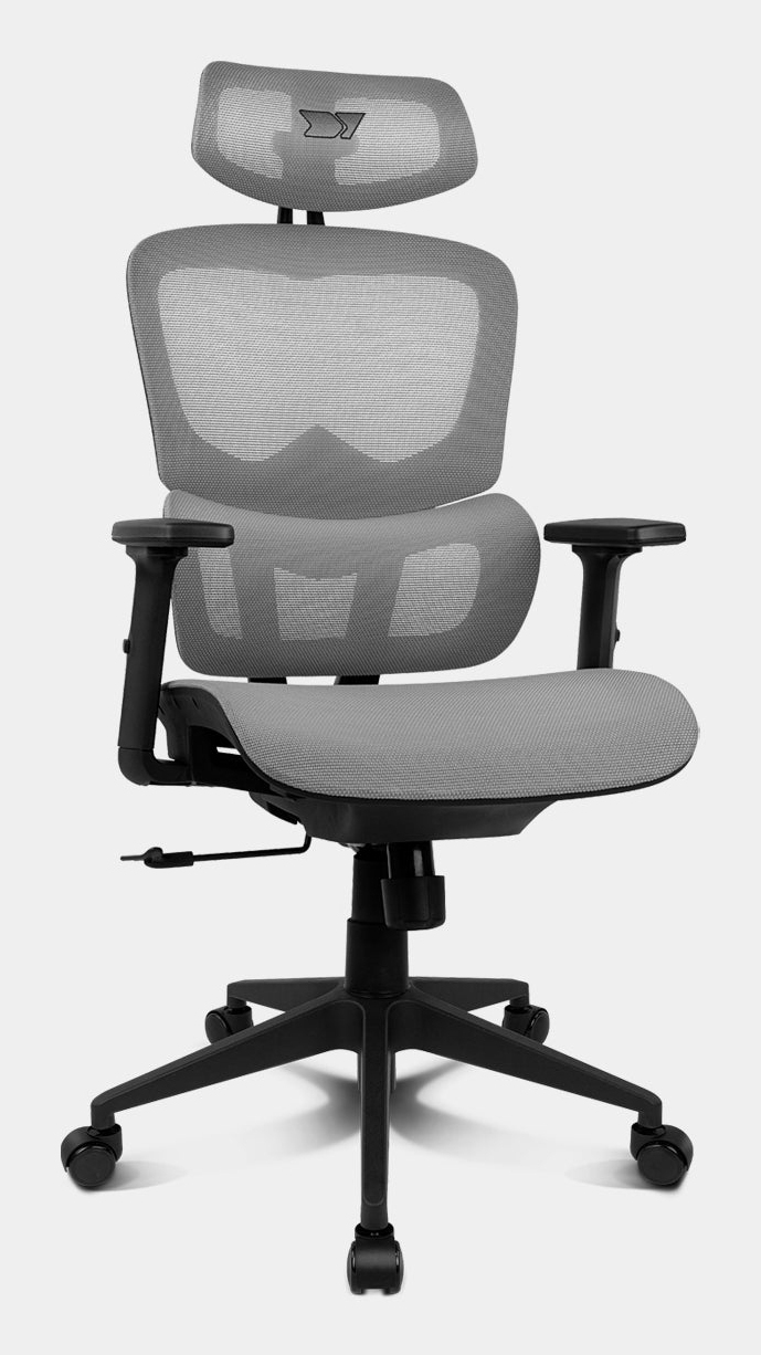 Silla de oficina de malla gris con base, brazos y reposacabezas negros.
