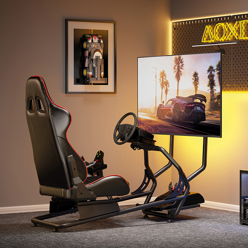 Ein Rennsimulator mit schwarzem Sitz, Lenkrad und Pedalen vor einem großen Bildschirm.