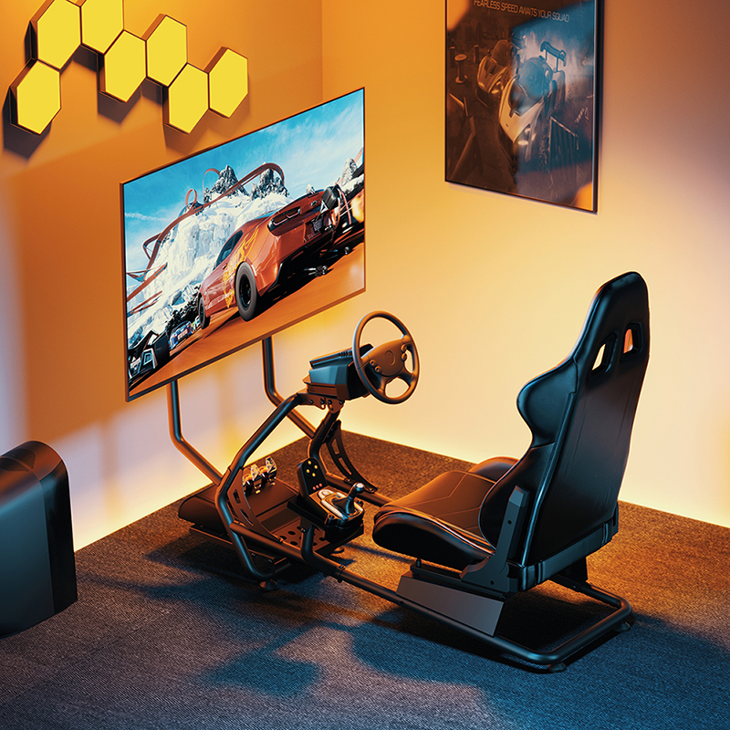 Ein Rennspiel-Simulator mit schwarzem Sitz, Lenkrad und Pedalen vor einem Bildschirm.