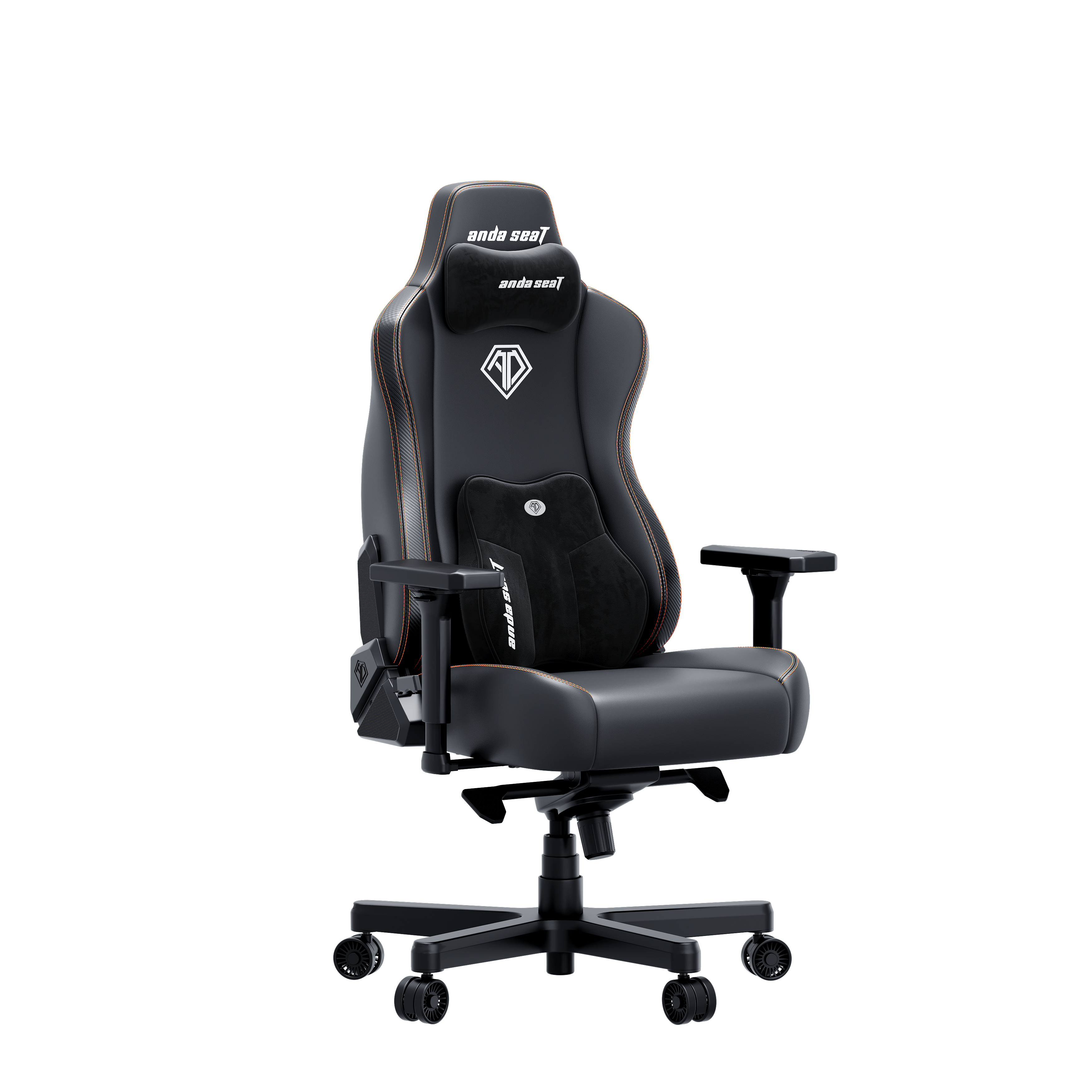Una sedia da gaming nera con cuciture arancioni, braccioli regolabili e cuscino lombare.