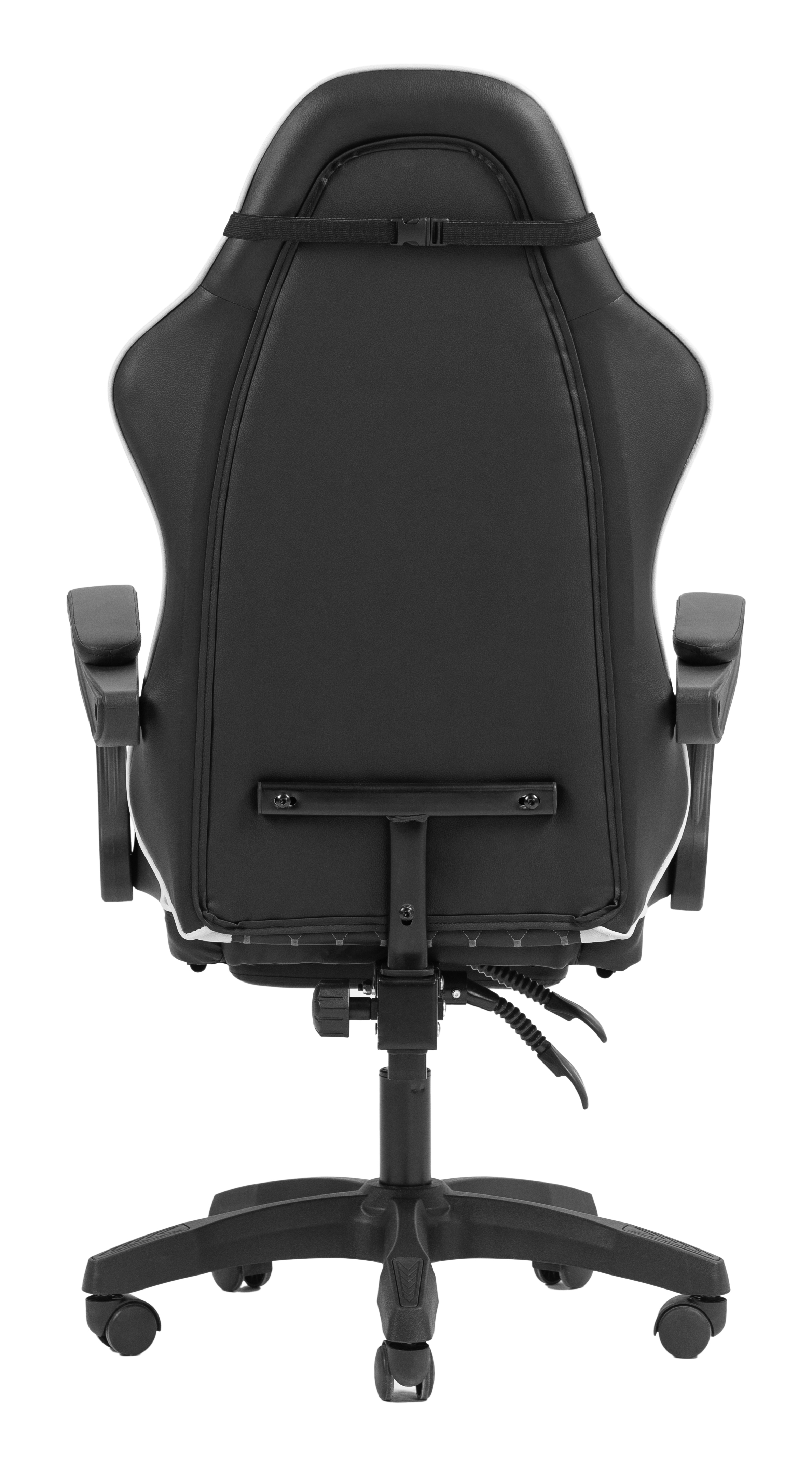 Vista trasera de una silla gamer negra con ribetes plateados y ruedas.