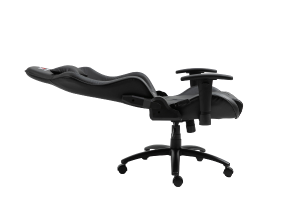 Sedia da gaming nera con schienale e braccioli regolabili su sfondo bianco.