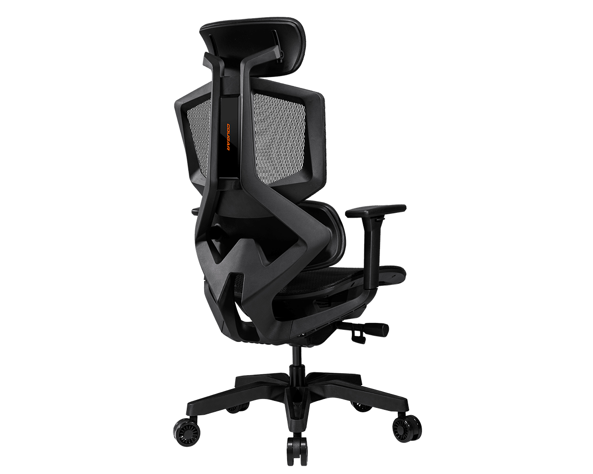 Una silla de oficina negra con respaldo de malla y reposabrazos ajustables.
