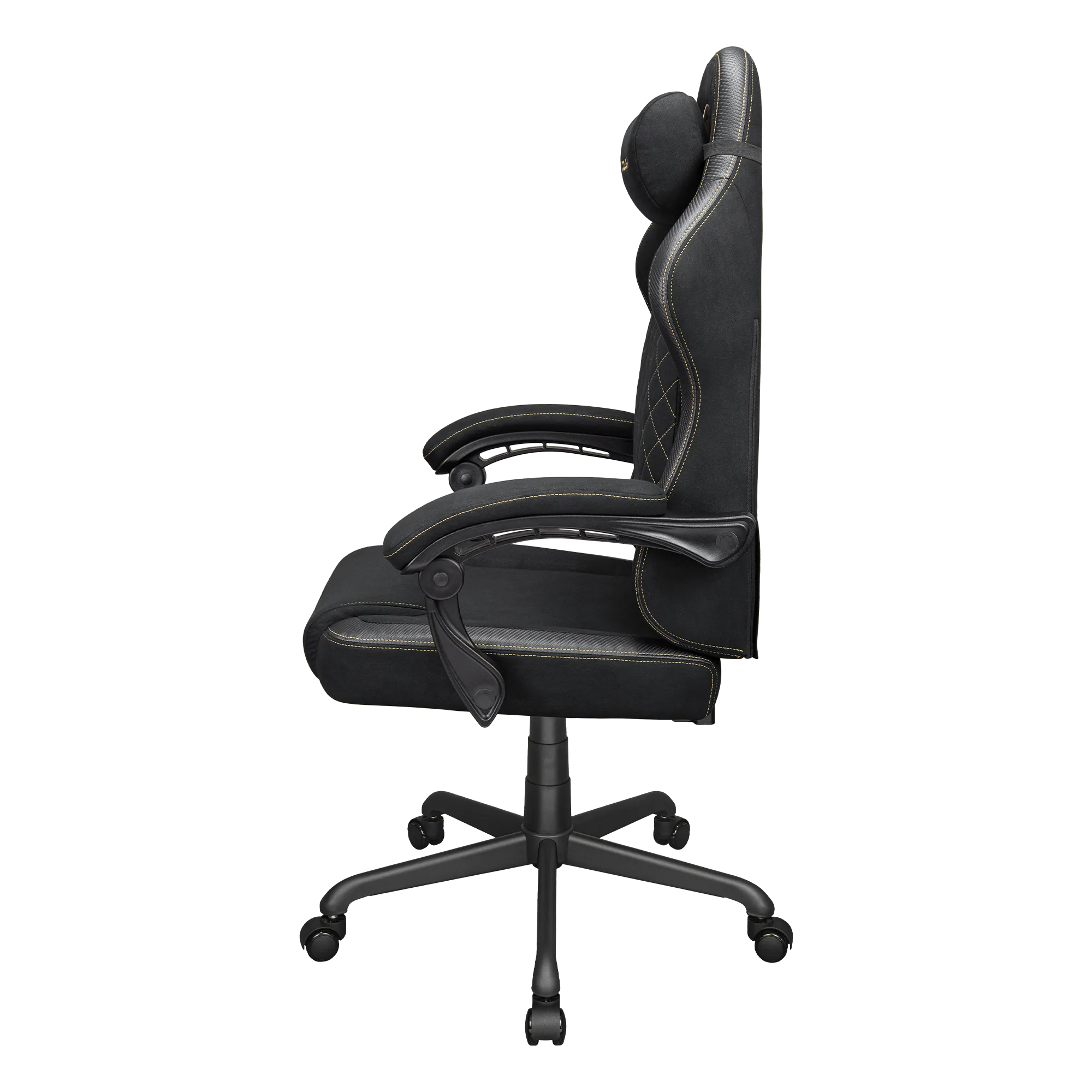 Silla gamer negra con costuras amarillas, reposabrazos ajustables y ruedas.