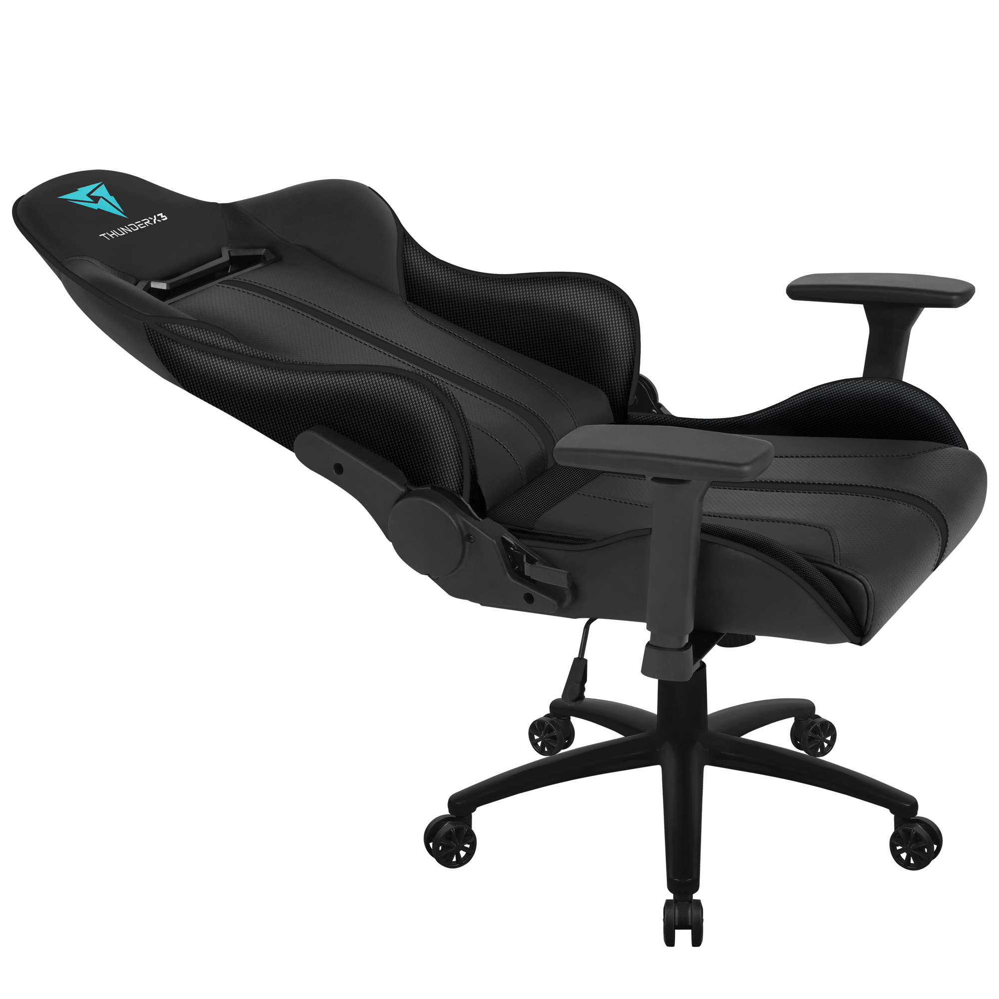 Una sedia da gaming nera con logo ThunderX3 sul poggiatesta e braccioli regolabili.