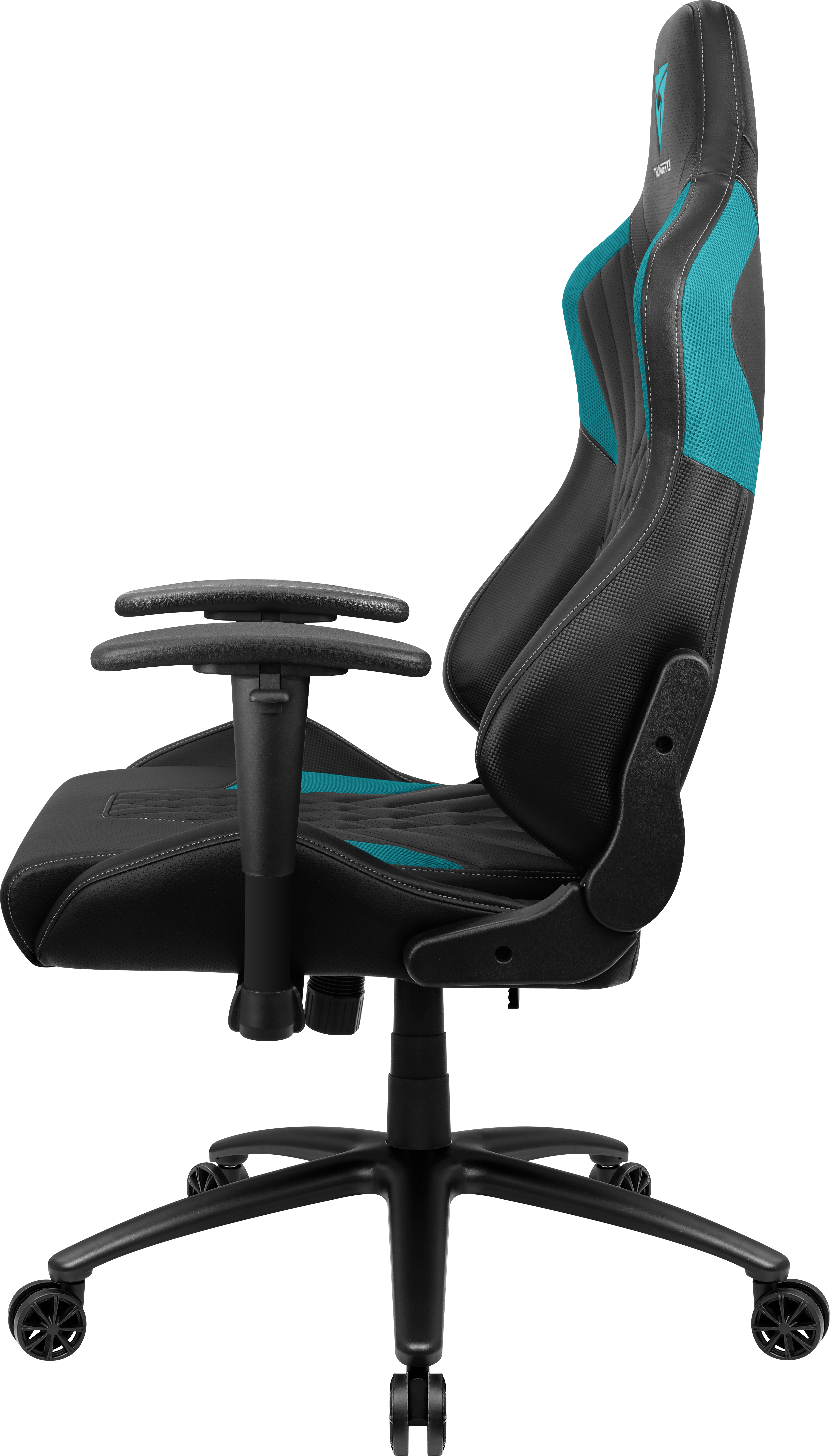 Schwarzer Gamingstuhl mit blauen Akzenten, Seitenansicht, auf Rollen.