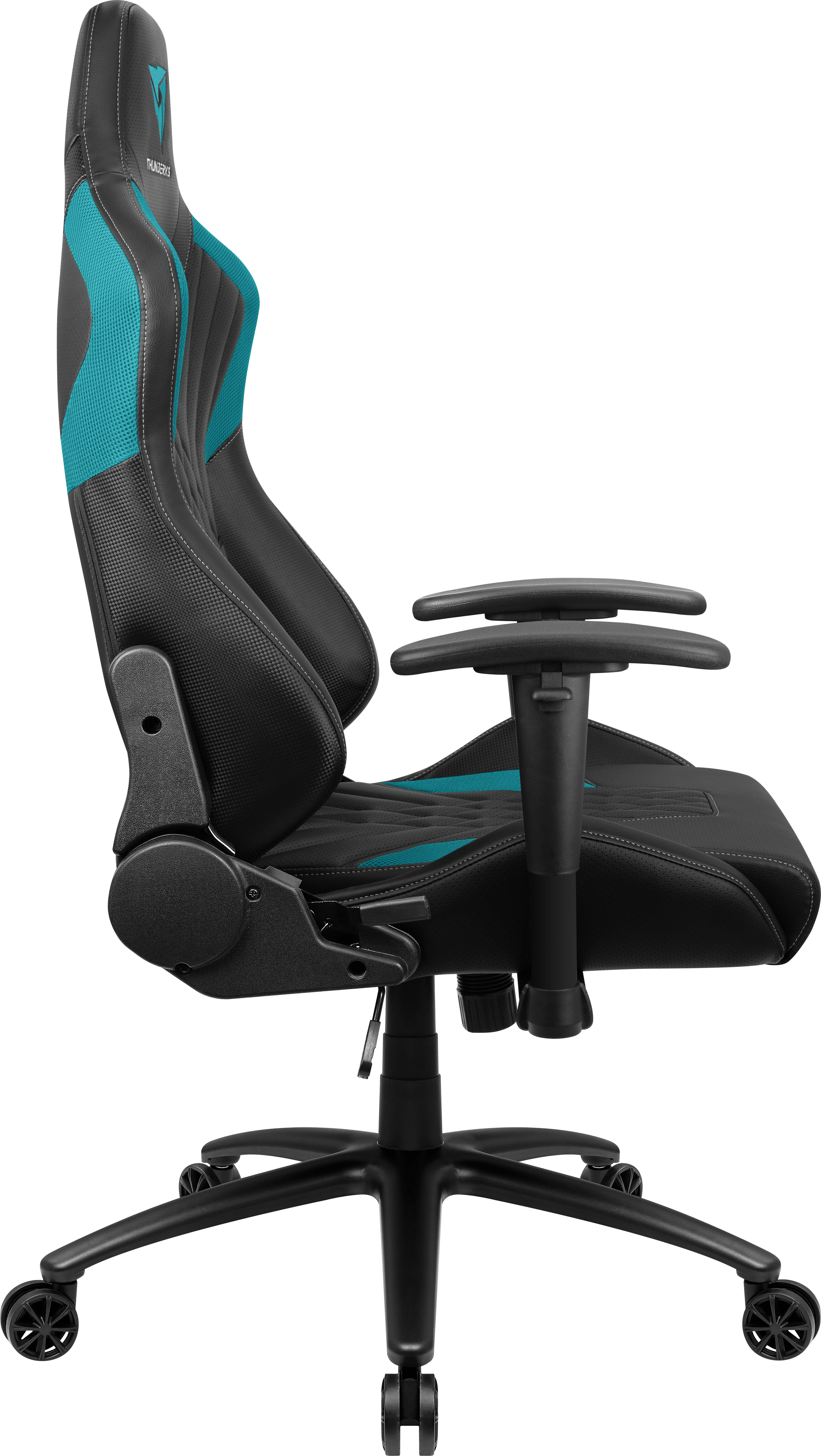 Schwarzer Gaming-Stuhl mit blauen Akzenten und verstellbaren Armlehnen auf Rollen.