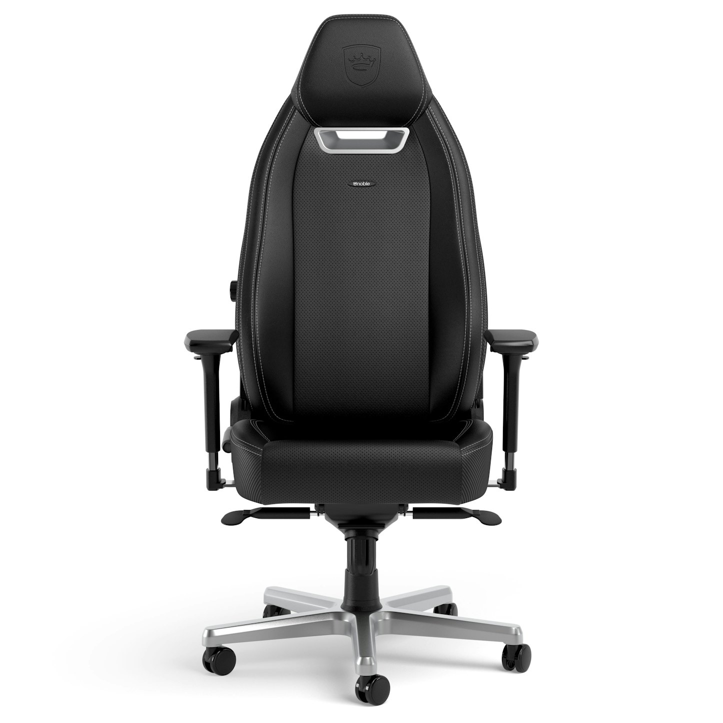 Una silla gamer negra con base y ruedas plateadas. Costuras blancas acentúan el asiento y respaldo.