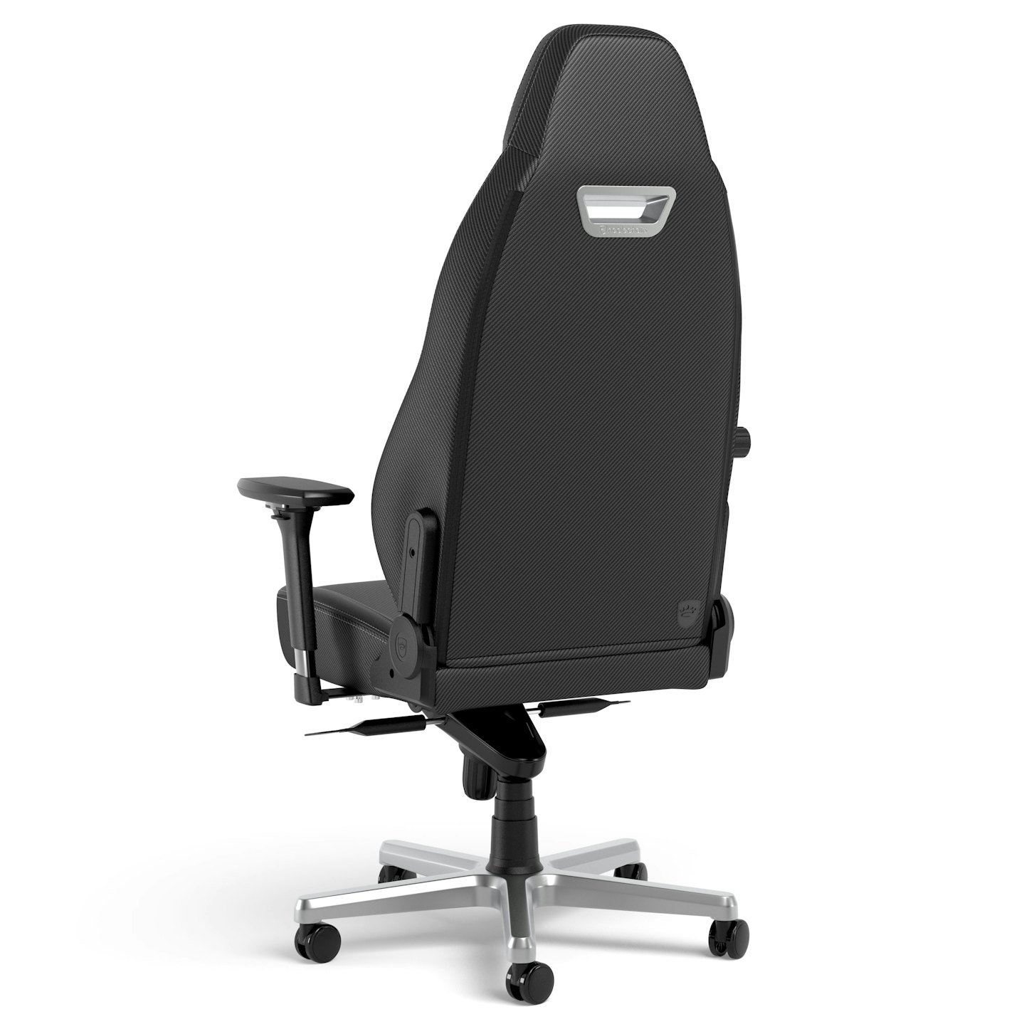 Silla gaming negra con patrón de fibra de carbono y base plateada.