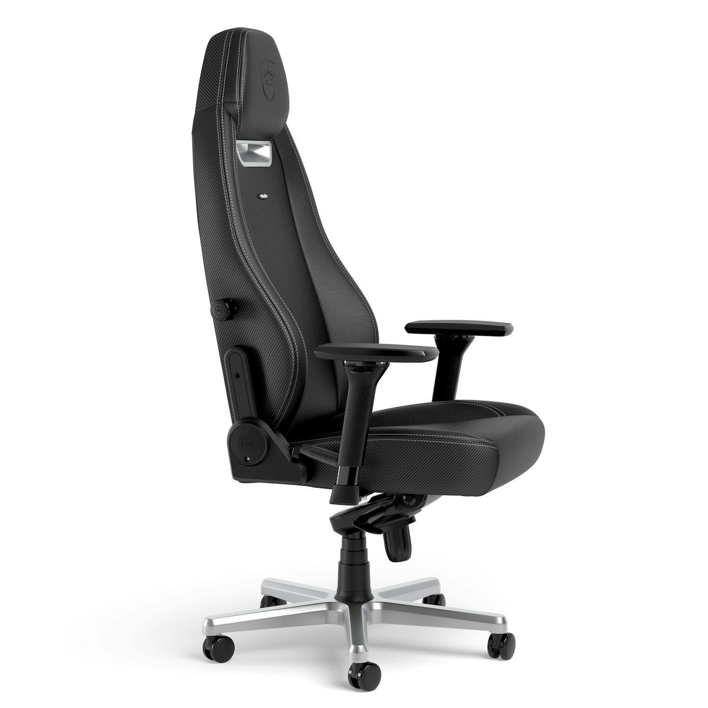 Silla gamer negra con base y ruedas plateadas, textura de patrón detallado.