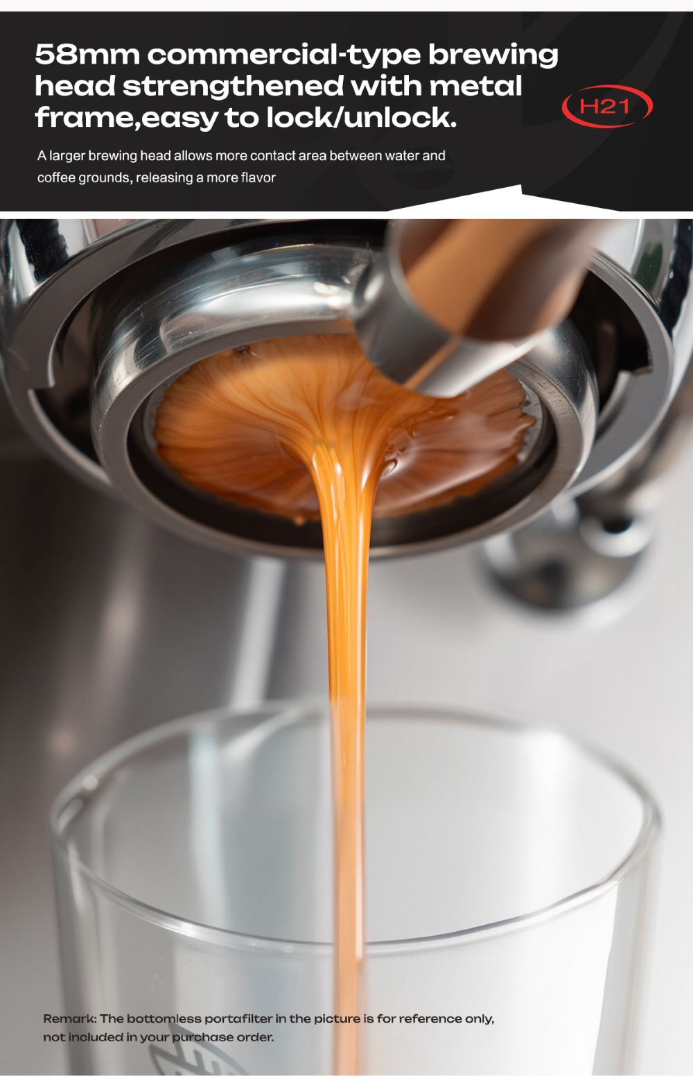 El espresso fluye de una cafetera a un vaso.