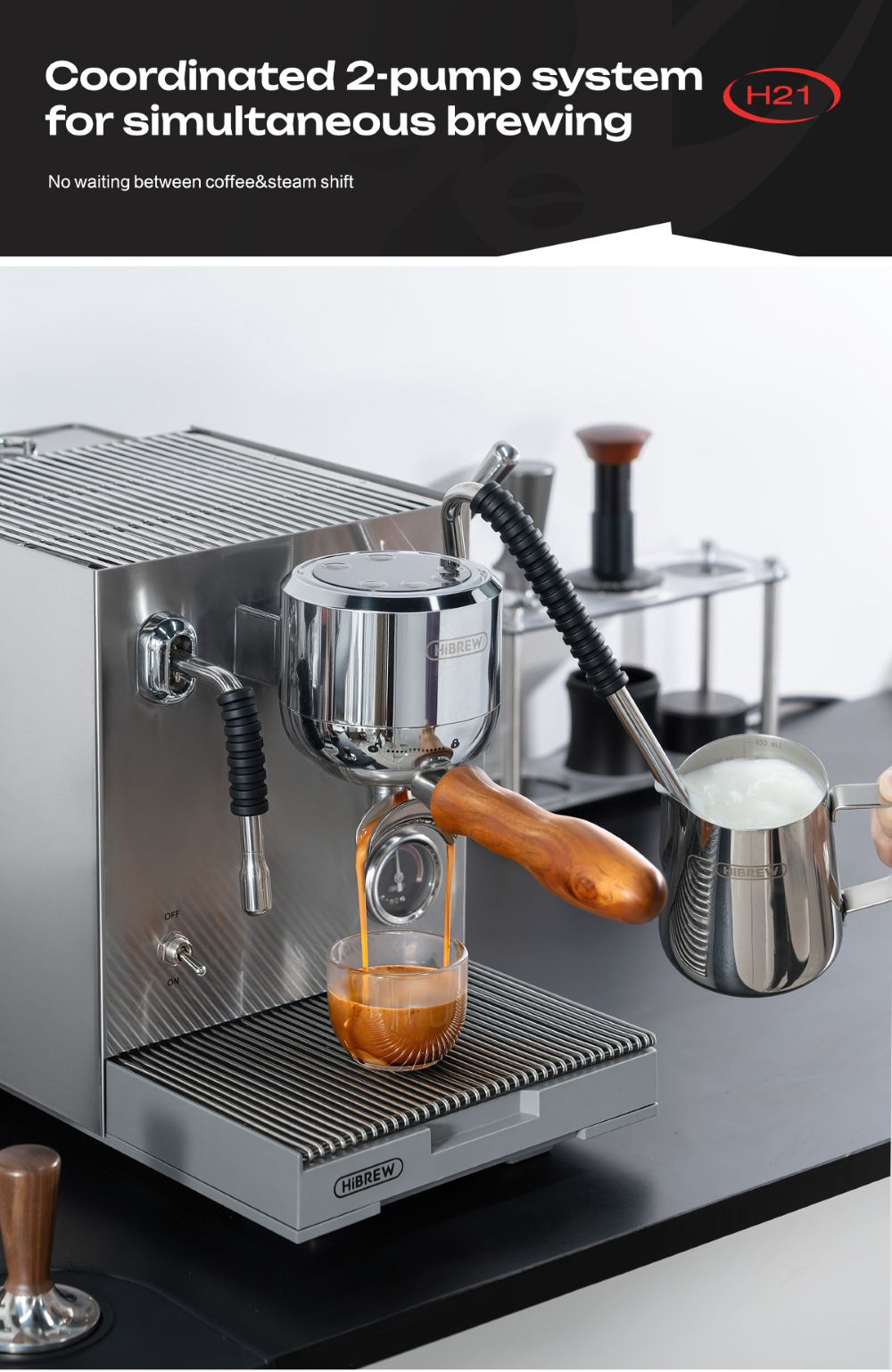 Máquina de espresso preparando café en vaso, espumando leche en jarra.