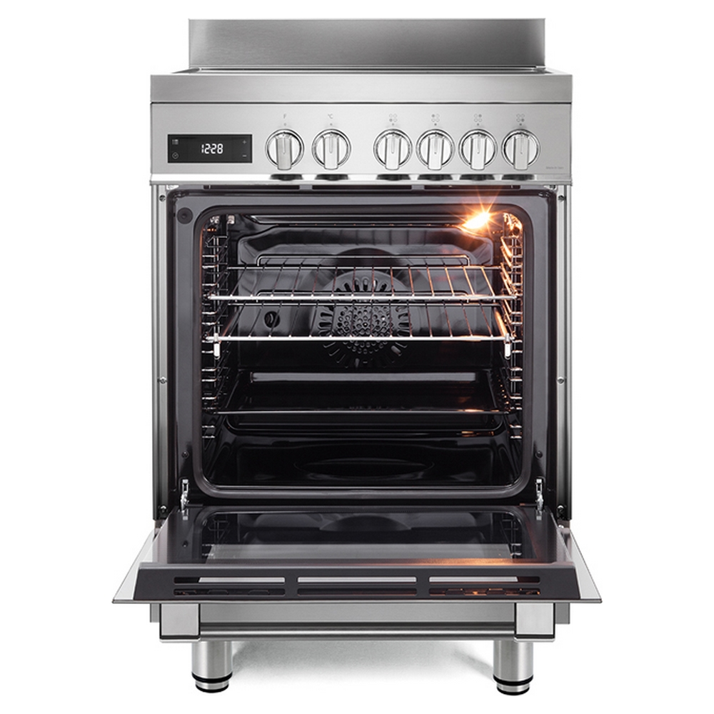Un forno aperto in acciaio inox con interno illuminato e manopole.