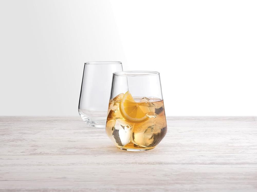 Bir masada iki bardak. Birinde buz, limon ve içecek var.