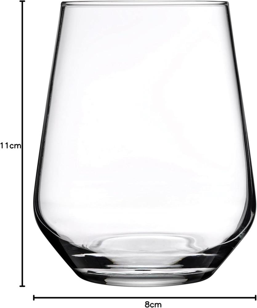 Önden görünen, 11cm yüksekliğinde ve 8cm genişliğinde, şeffaf, sapsız şarap kadehi.