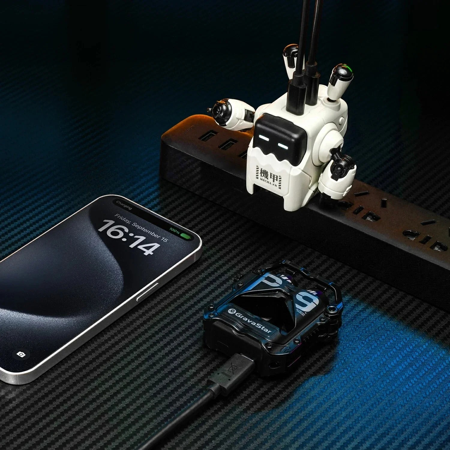 Beyaz bir robot şarj cihazı, bir akıllı telefon ve siyah bir şarj cihazının yanında siyah bir güç şeridinde duruyor.