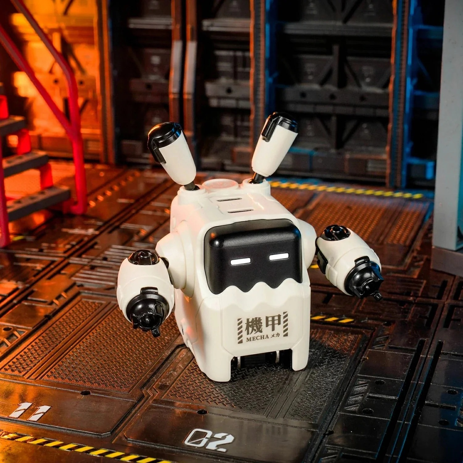 Siyah detaylı beyaz oyuncak robot, bilim kurgu ortamında metal bir zeminde duruyor.