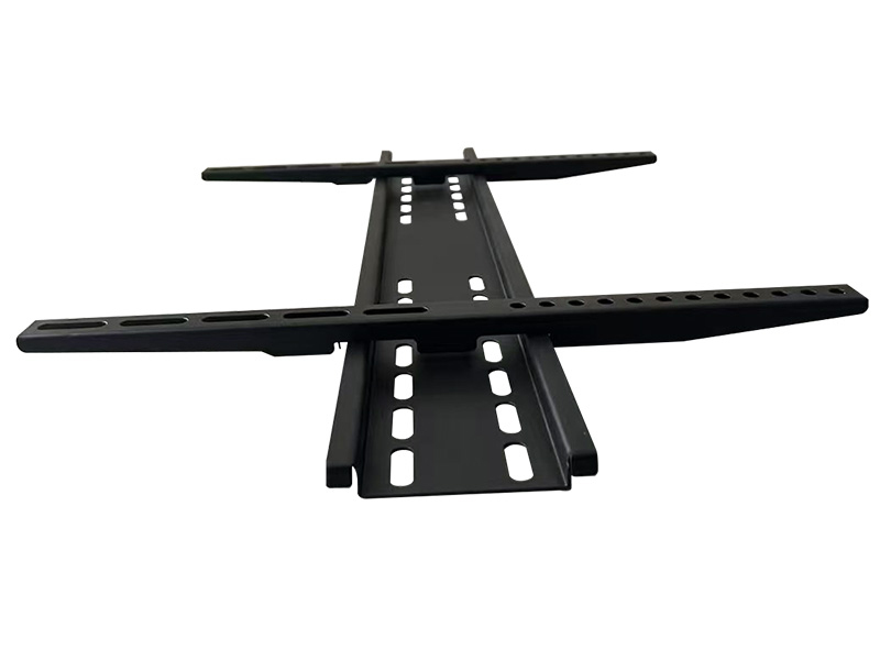 Supporto da parete TV in metallo nero con bracci regolabili e fori di montaggio.