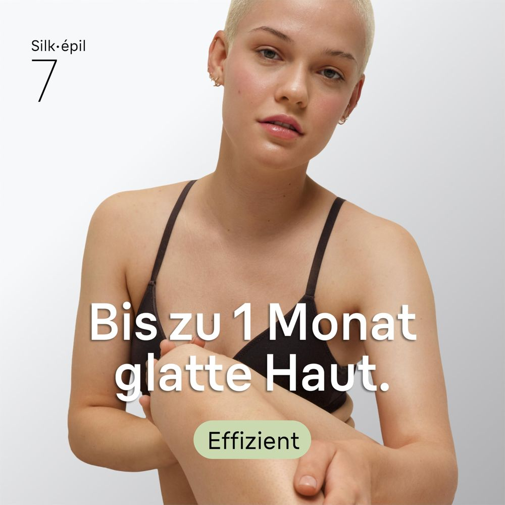 Donna con capelli biondi corti in top scuro, testo sulla pelle liscia.