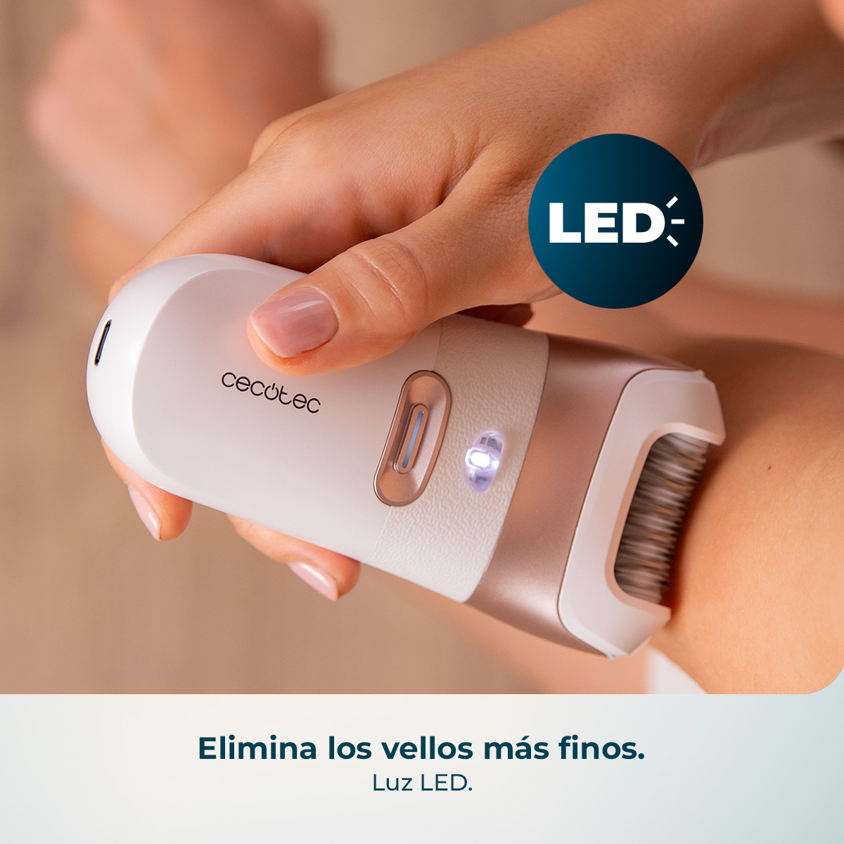 Una mano tiene un epilatore bianco con luce LED sulla pelle.