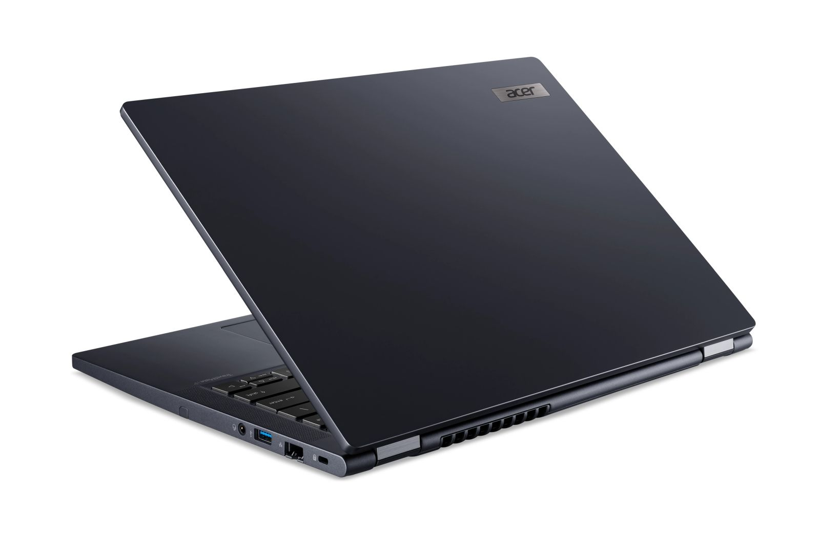 Un laptop Acer scuro con lo schermo aperto su sfondo bianco.