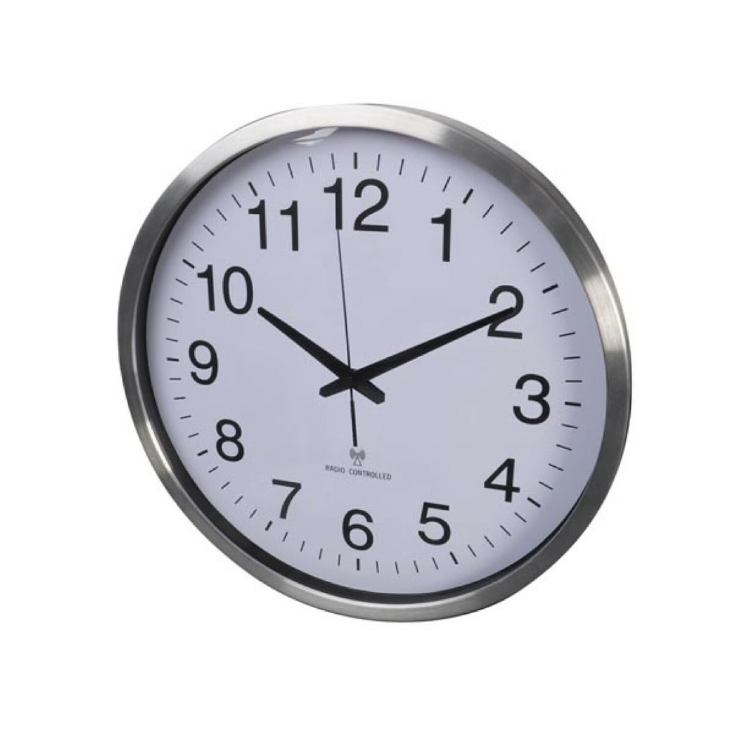 Un orologio da parete rotondo con cornice argentata e quadrante bianco.