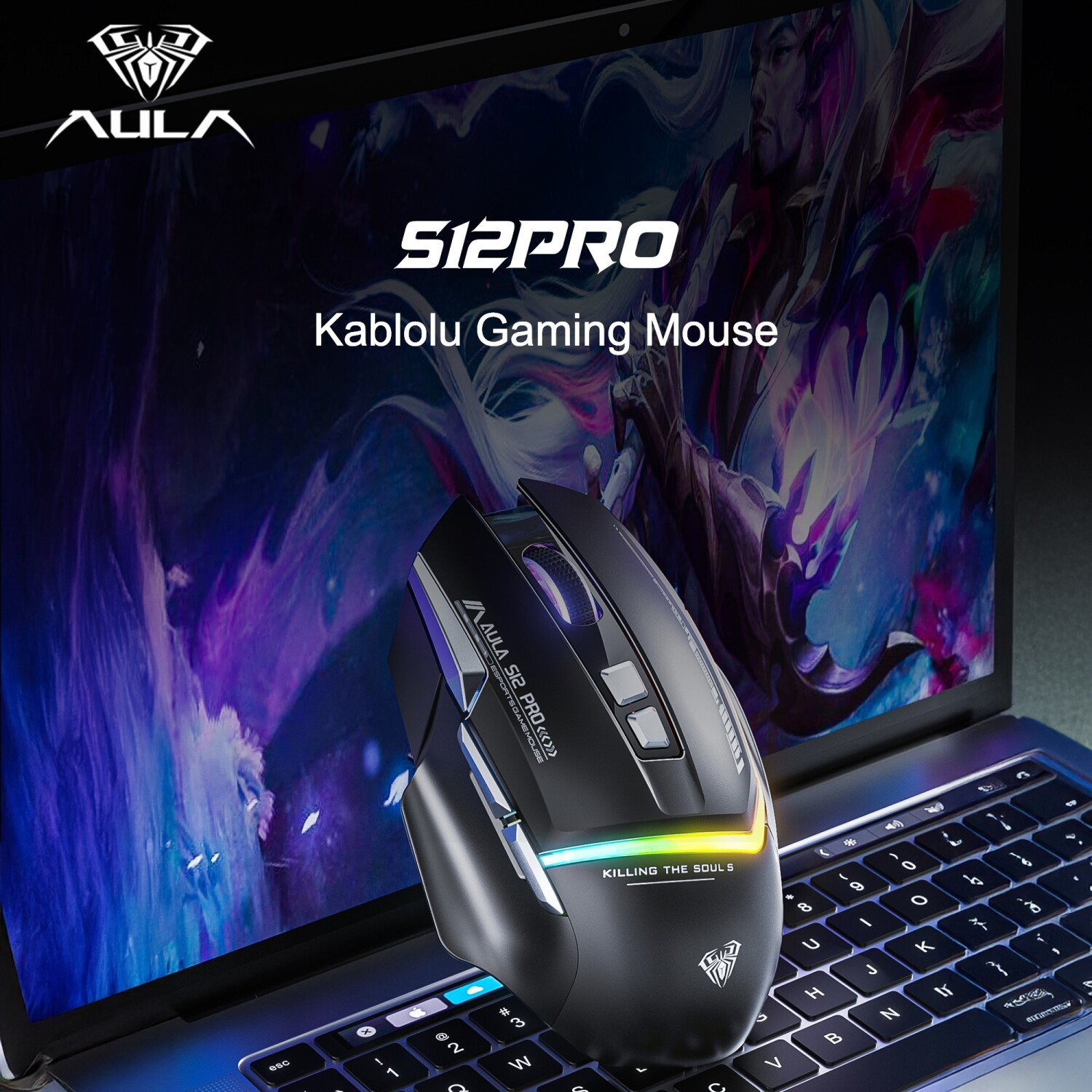 RGB aydınlatmalı siyah oyuncu faresi klavyenin üzerinde duruyor.