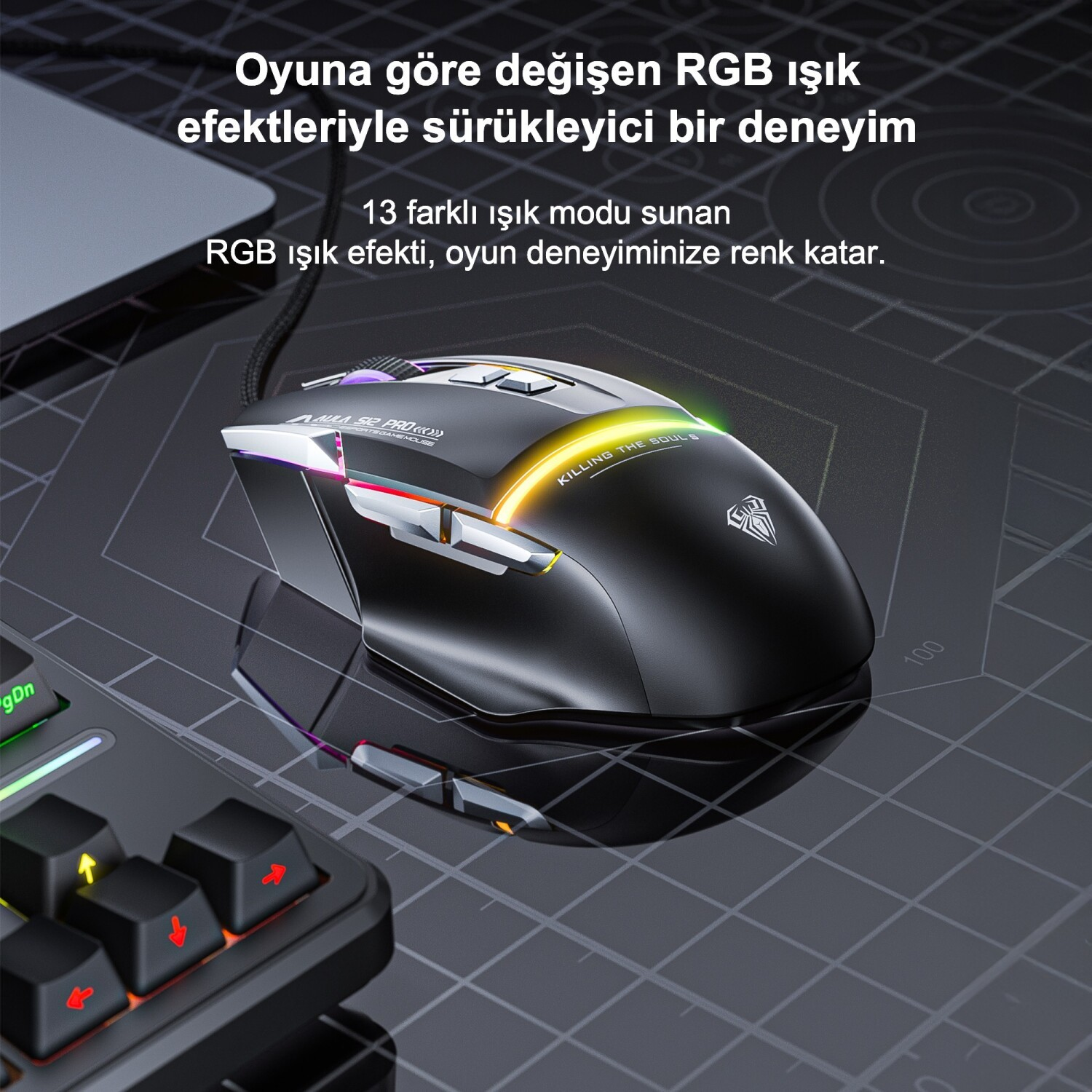 Izgara mat üzerinde klavyenin yanında RGB aydınlatmalı siyah oyuncu faresi.