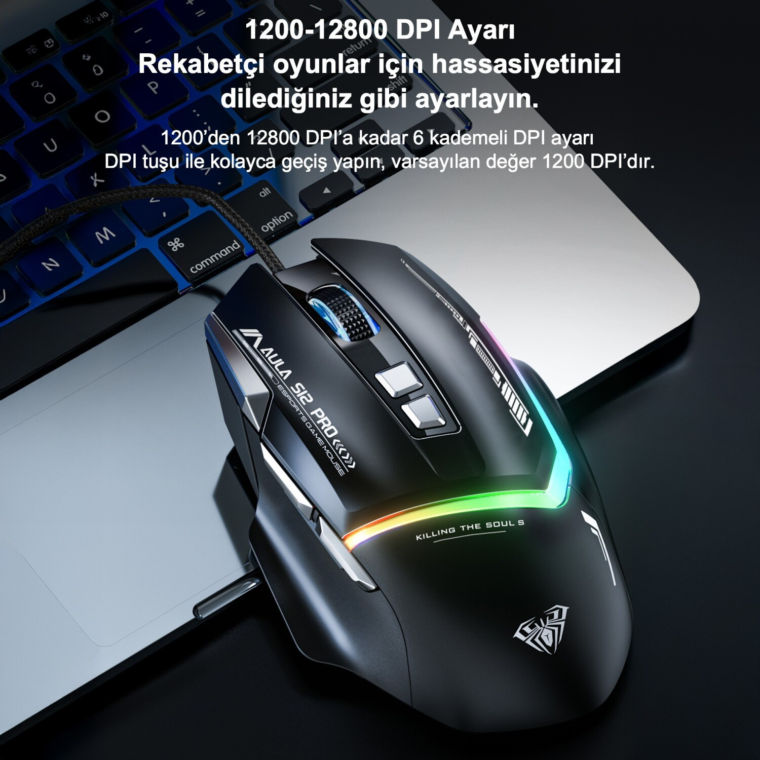 Klavye üzerinde RGB aydınlatmalı siyah oyuncu faresi.