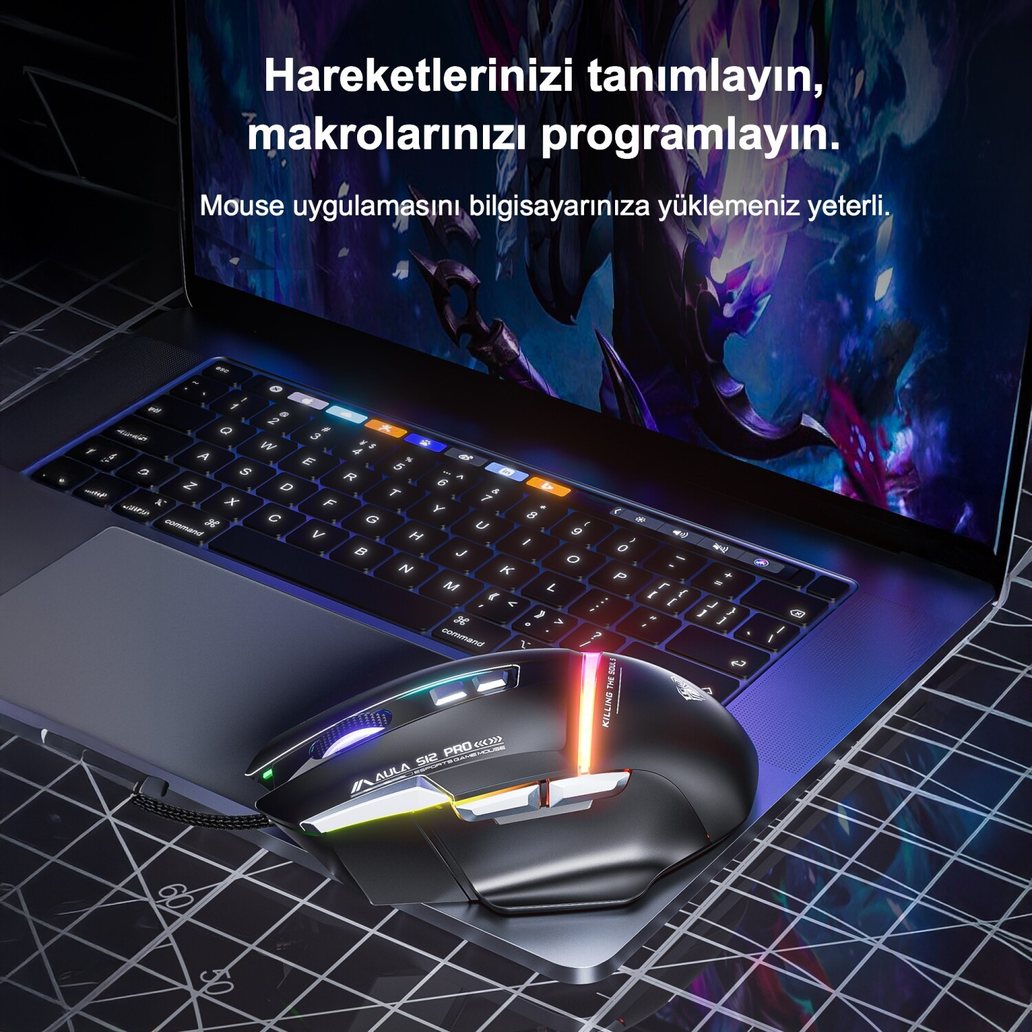 Işıklı klavyeli dizüstü bilgisayar üzerinde siyah oyuncu faresi. Ekranda oyun sahnesi.
