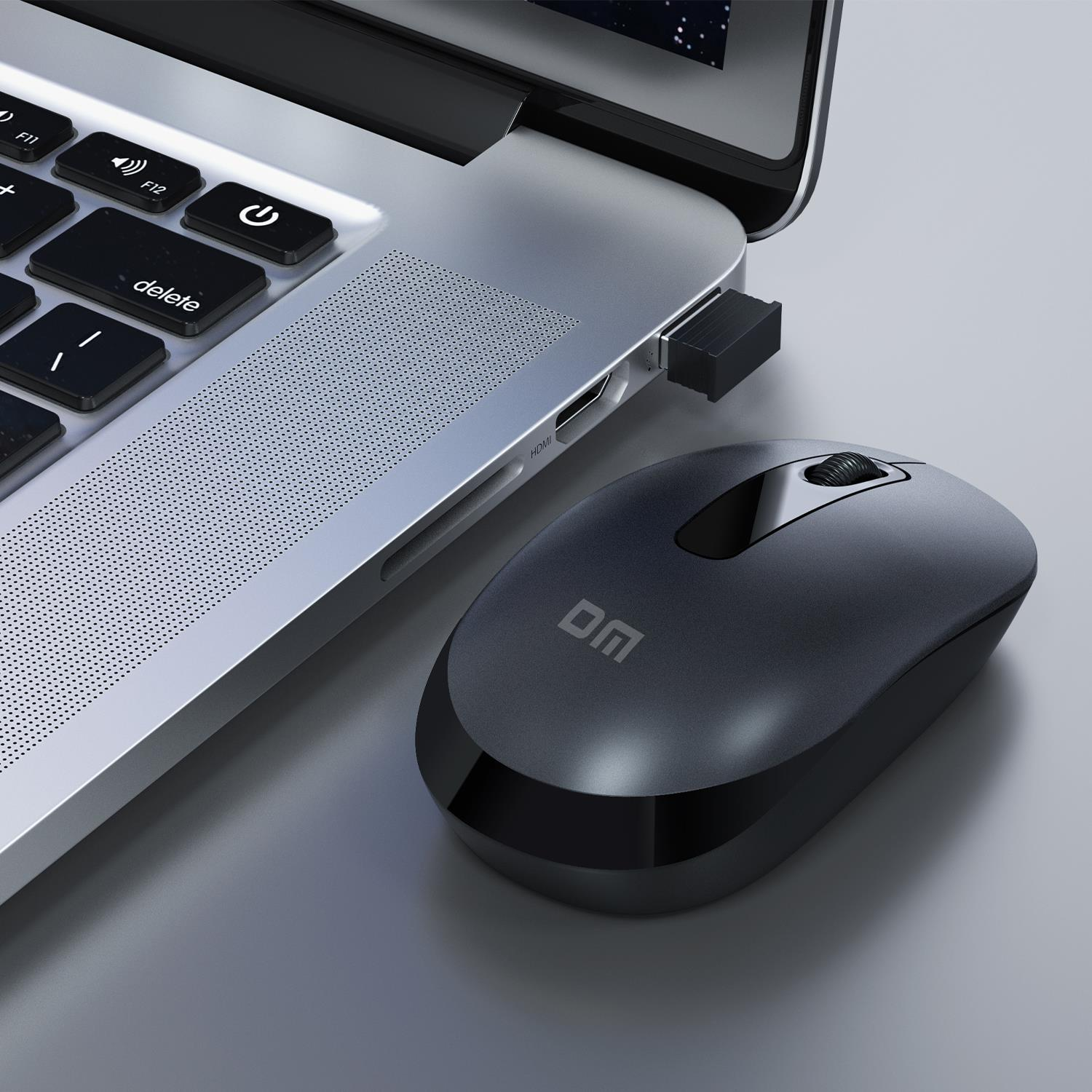 Siyah bir fare, USB alıcısı aracılığıyla bir dizüstü bilgisayara bağlıdır.