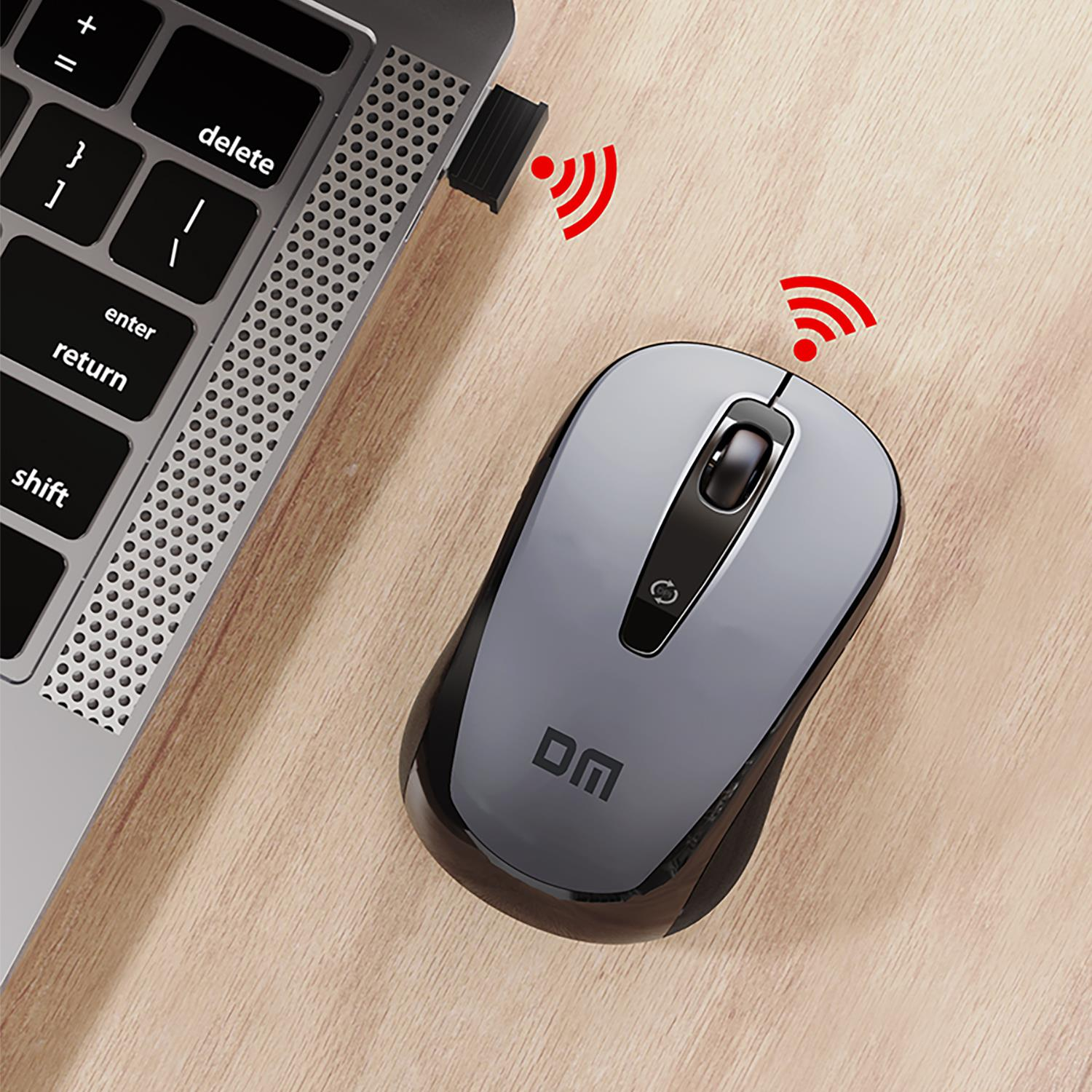 Kırmızı Wi-Fi sembollü gri kablosuz fare, dizüstü bilgisayar klavyesinin yanında.