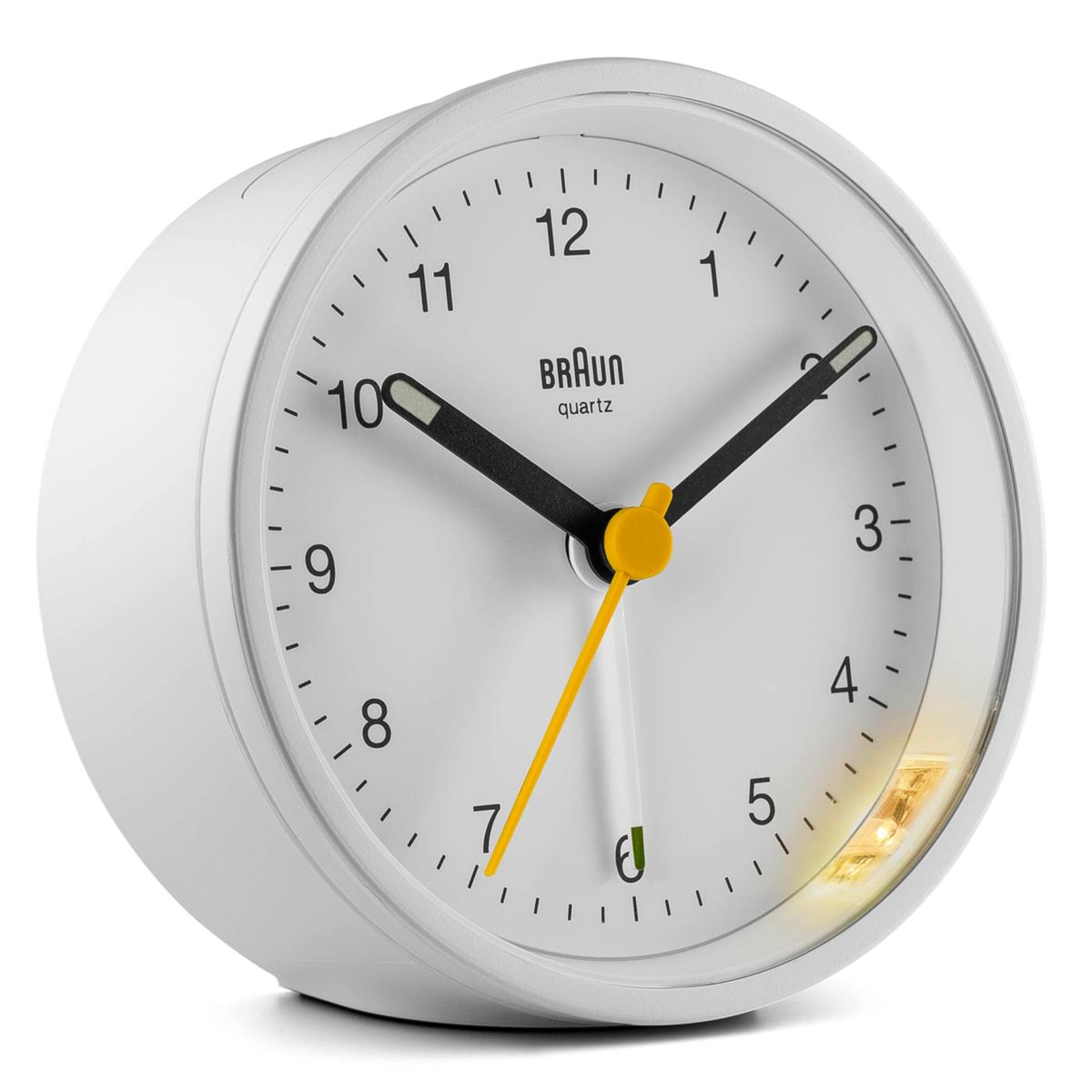 Una sveglia al quarzo Braun bianca con accenti gialli e lancette luminose.