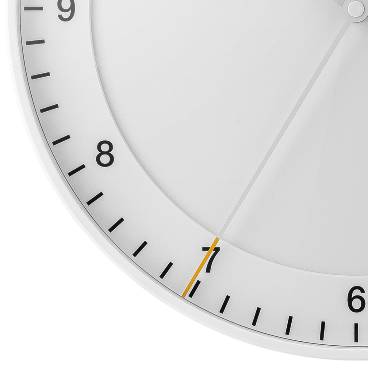 Primo piano di un quadrante di orologio bianco con segni e numeri neri.