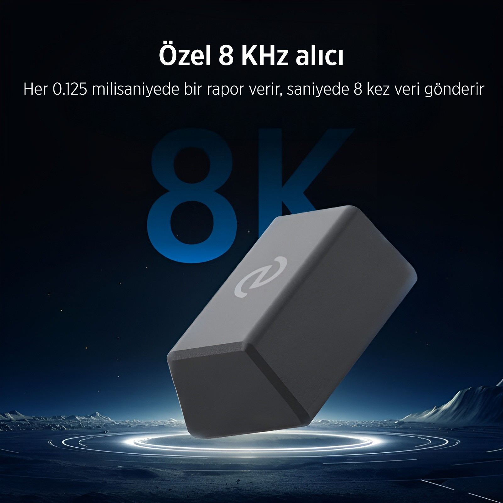 Gri alıcı, 8K logosu ve arka planda dağ manzarası.