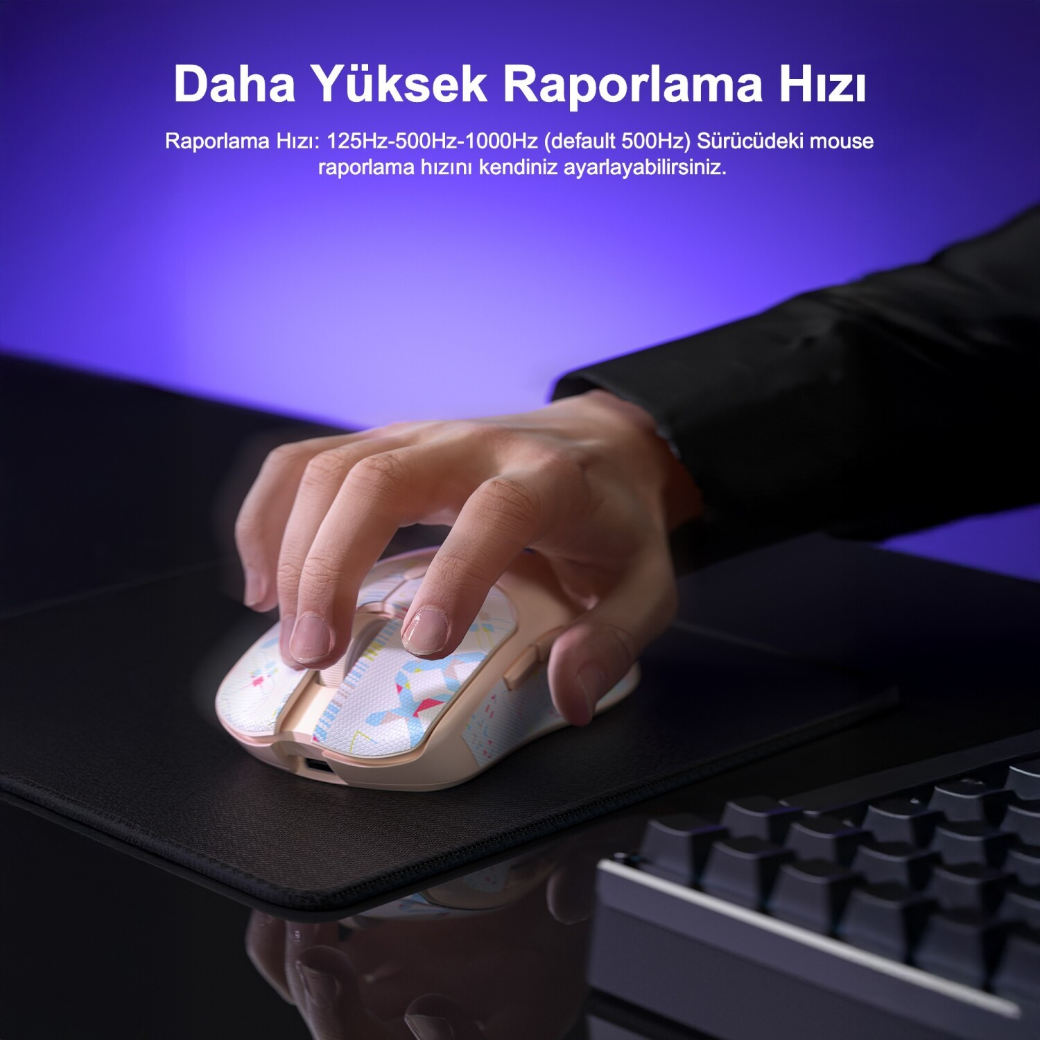 El, desenli beyaz oyuncu faresiyle siyah mousepad kullanıyor. Klavyeli ön plan.