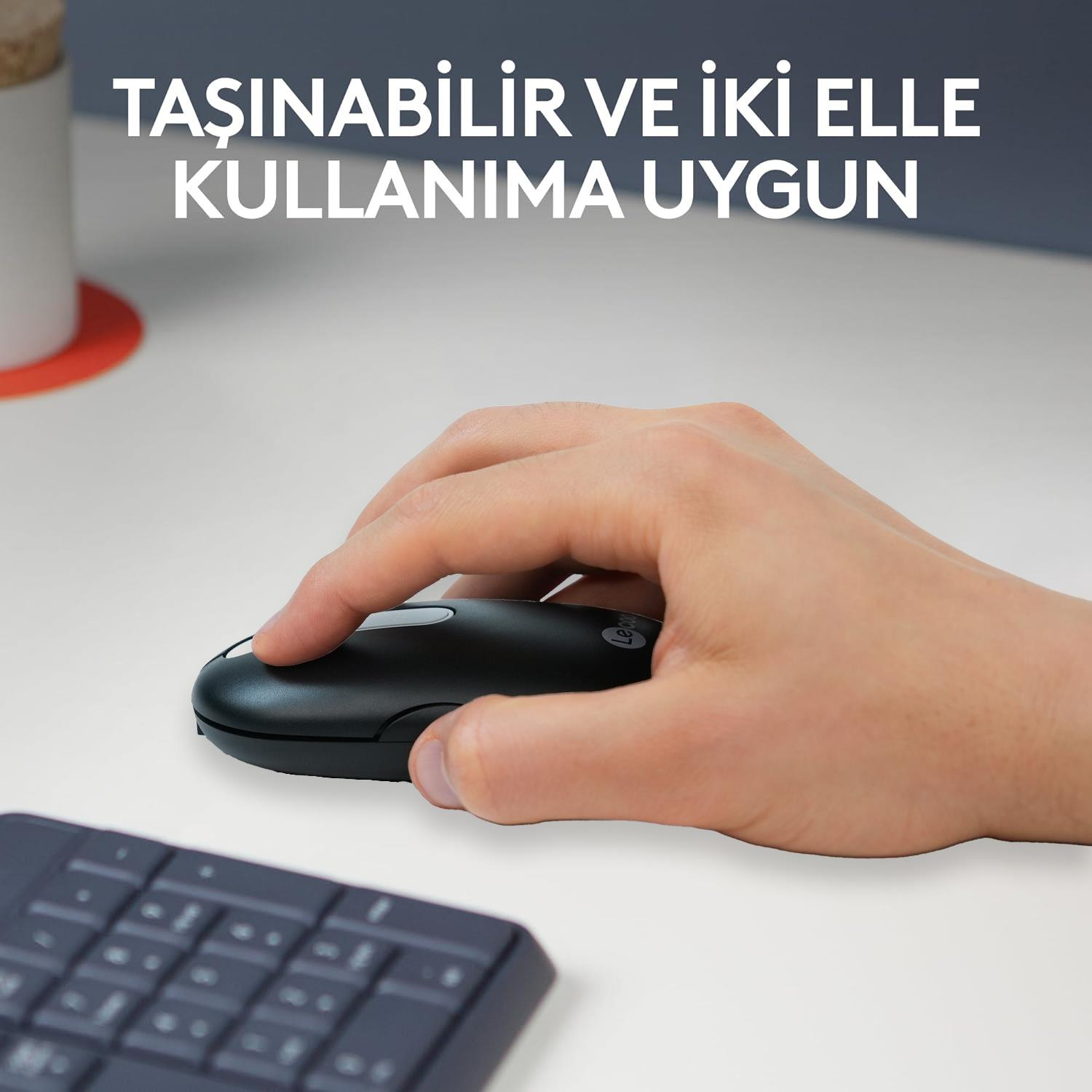El, klavyenin üzerinde siyah fare kullanıyor. Görüntüde metin.