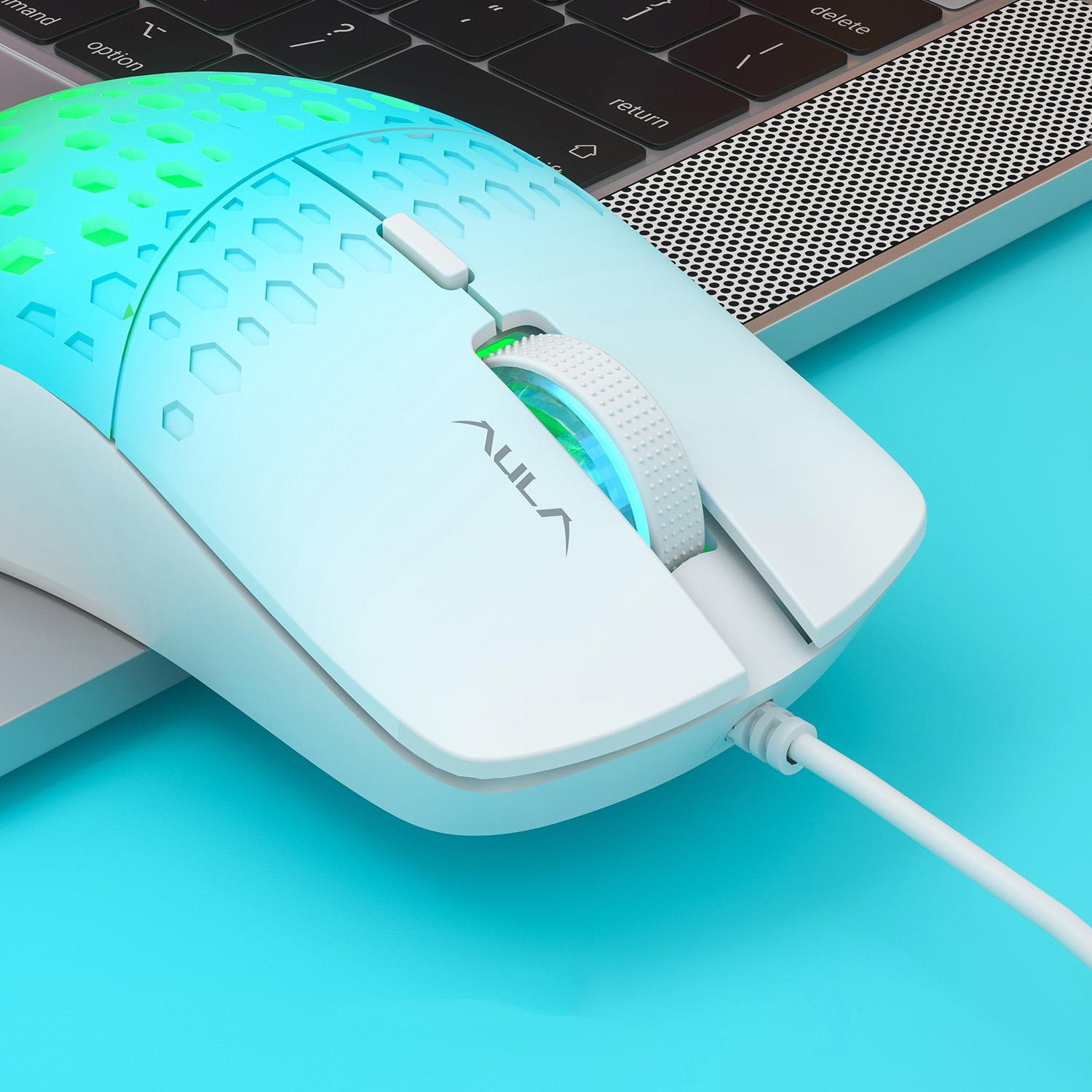 Parlak RGB vurgulara sahip beyaz bir oyuncu faresi dizüstü bilgisayarın üzerinde duruyor.